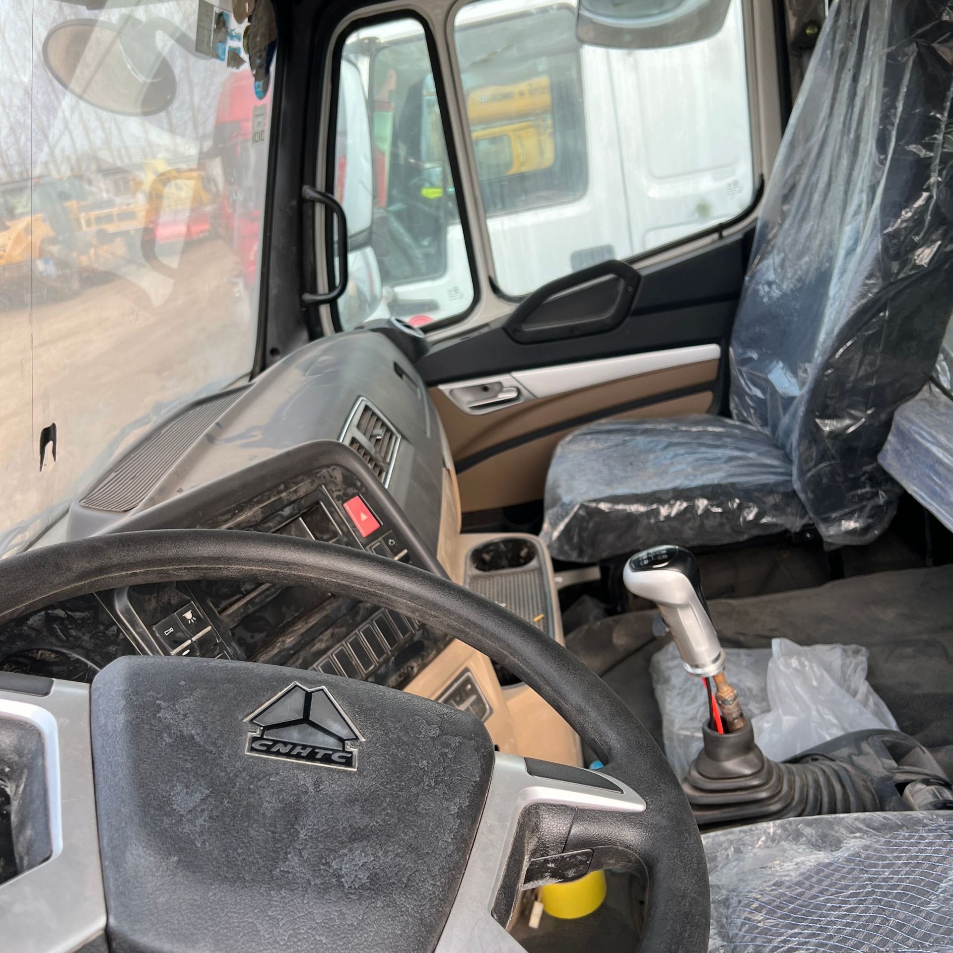 China Heavy Duty Truck Howo 12-Wheel Dump Truck, Tipper Truck, Earthmoving Truck, Engineering Transport Vehicle Exported to Africa and Central Asia