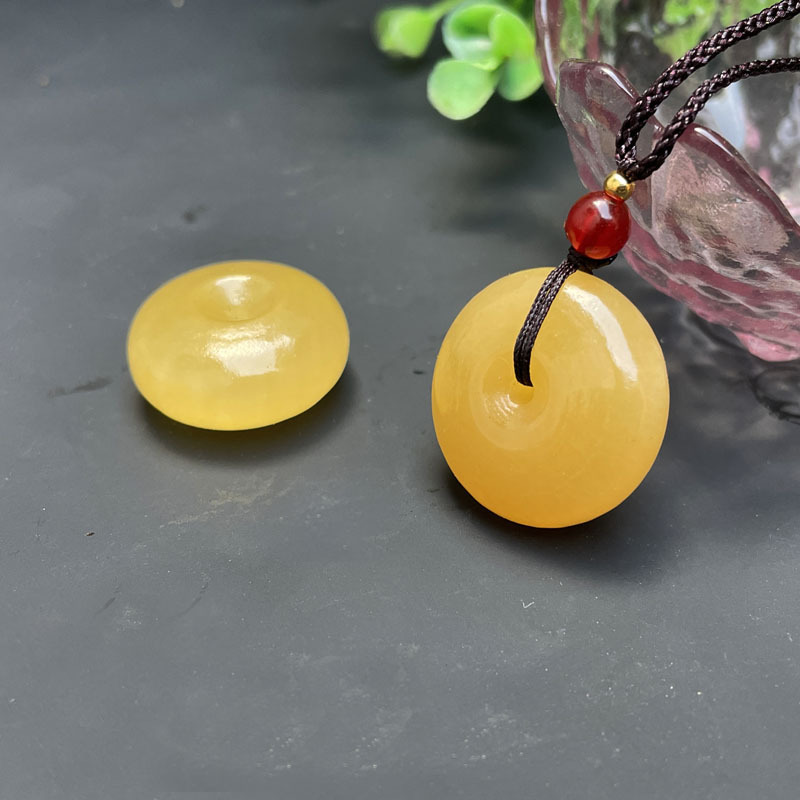 Wholesale beige jade Ping An buckle 25mm10 yuan model stall supply live delivery welfare products men and women Wholesale beige jade Ping An buckle 25mm10 yuan model stall supply live delivery welfare products men and women