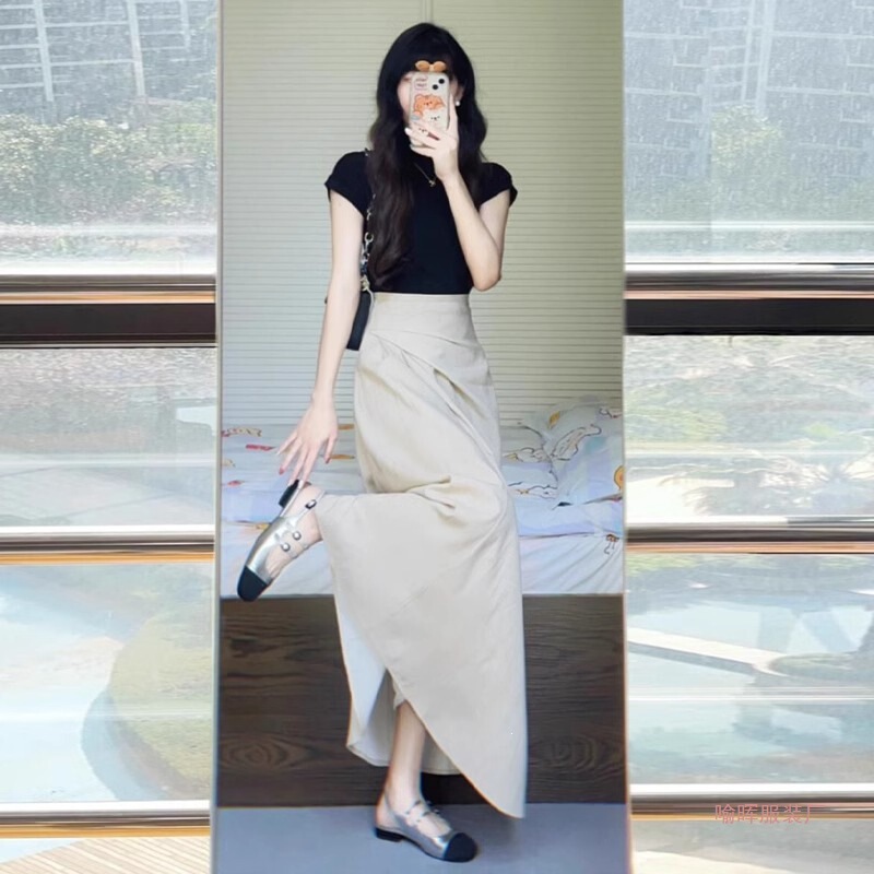 This Year's Trendy Two-Piece Set Includes a Unique Black Top and a Stylish Skirt, Perfect for a Youthful and Fashionable Summer Look for Women This Year's Trendy Two-Piece Set Includes a Unique Black Top and a Stylish Skirt, Perfect for a Youthful and Fashionable Summer Look for Women