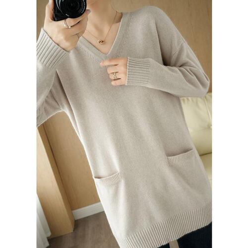 Autumn and winter clothing for plus-size women: large-sized, mid-length V-neck loose base layer shirt, lazy pull-over knitted sweater with dual pockets, for women.