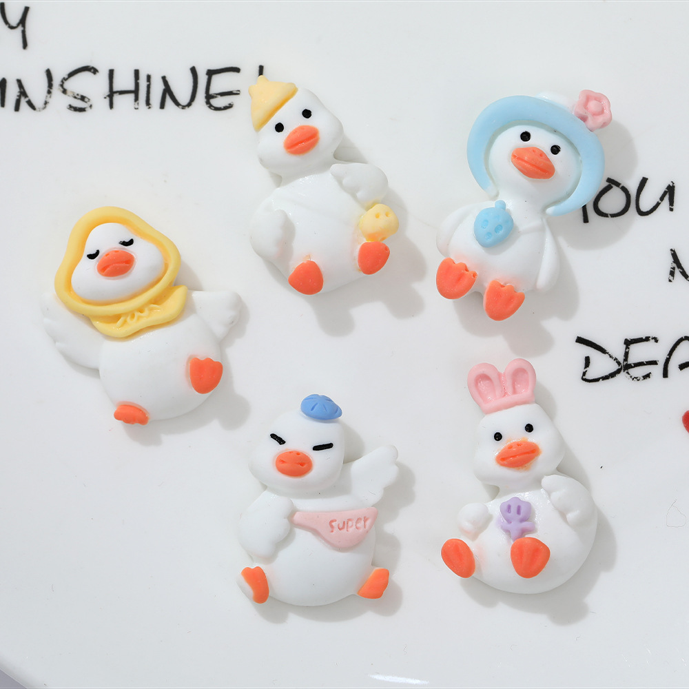 Sombrero de paja al por mayor de pato de celebridad de Internet de dibujos animados de cabeza torcida DIY accesorios de resina teléfono móvil Shell accesorios para el cabello agujero hebilla de zapato