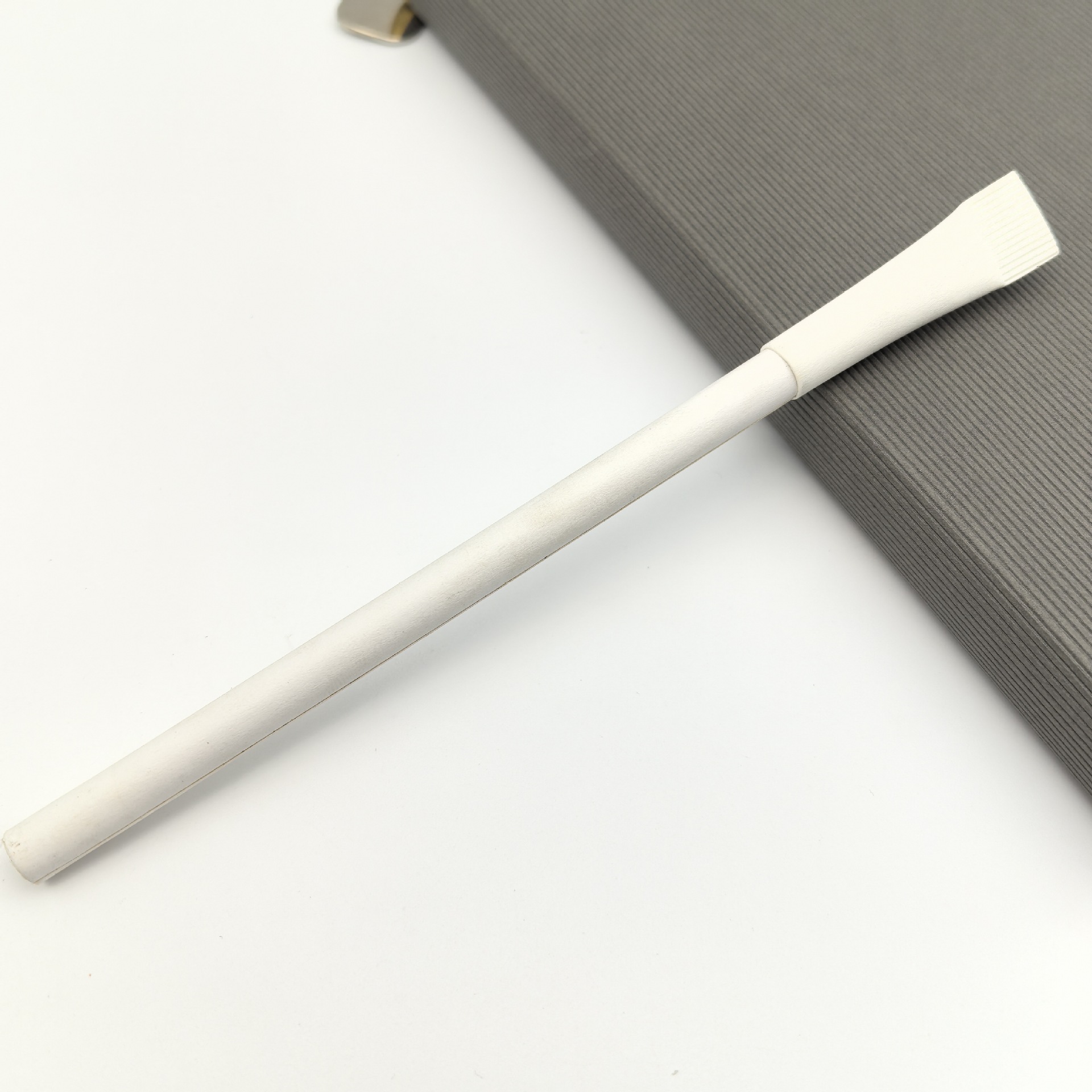 Ventas transfronterizas de lápiz eterno de protección ambiental no puede escribir lápiz de tubo de papel bajo precio negro tecnología lápiz eterno al por mayor