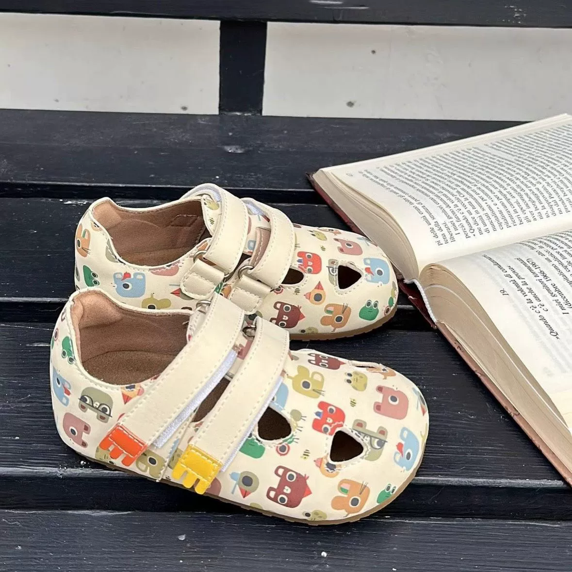 Детские весенние туфли с заострённым носком, 2025, новые стильные, на двойной липучке, с милыми мультяшными животными