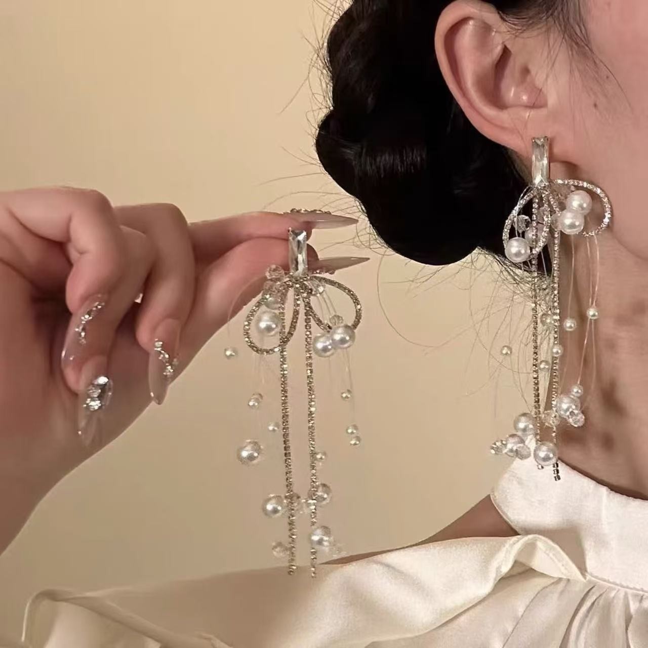 Retro fashionable elegant earrings with bow pearl