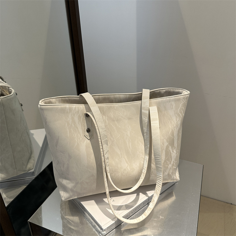 Bolsa de viaje de ocio, bolsa de moda simple de gran capacidad para mujeres, 2024 nuevo bolso de hombro de moda a principios de otoño