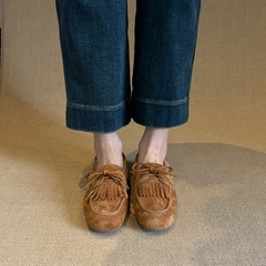本革2024レトロ本革一足にベルベットの豆靴の女性フロストのフリンジストラップ丸頭平底楽福靴