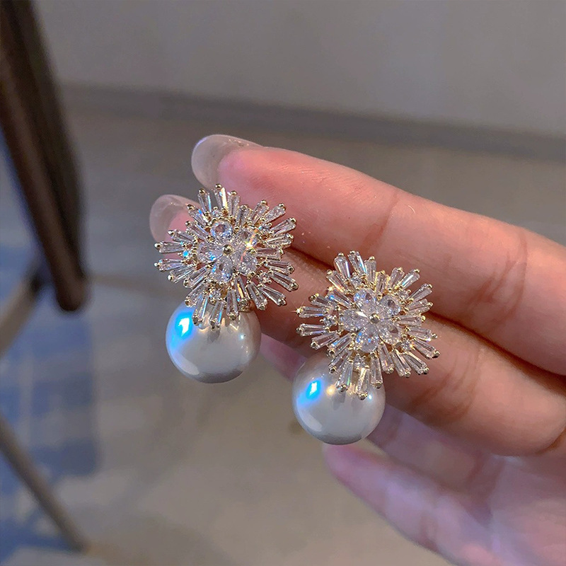 Eleganti orecchini di perle con strass a forma di fiocco di neve, dal temperamento super scintillante, orecchini di lusso leggeri, da donna_voghion.com