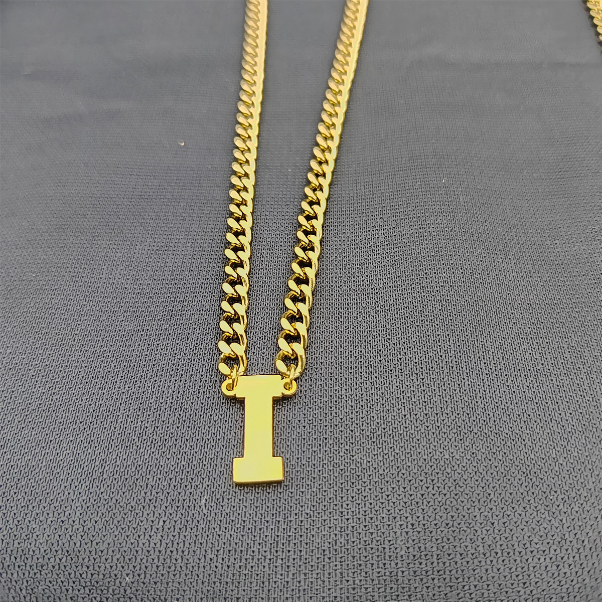 Collar de cadena cubana de acero inoxidable estilo hip-hop con apellidos europeos y americanos, colgante de letra mayúscula de oro de 18K con 26 letras.