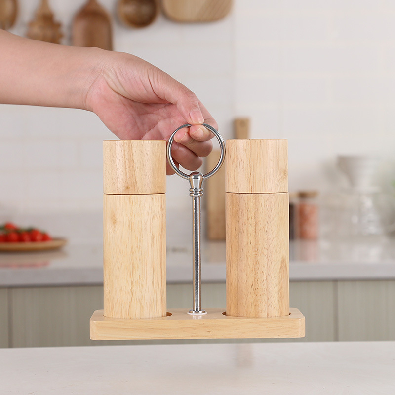 現物の軽い贅沢な研磨器の木製の台のゴムの木の胡椒の支えは手の取っ手の木の台の底のクッションの部品を持ちます。