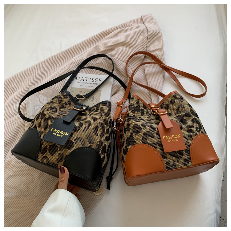 Fashion Small Bag Female New Fashion Autumn And Winter Retro One-shoulder Messenger Bag display picture 10