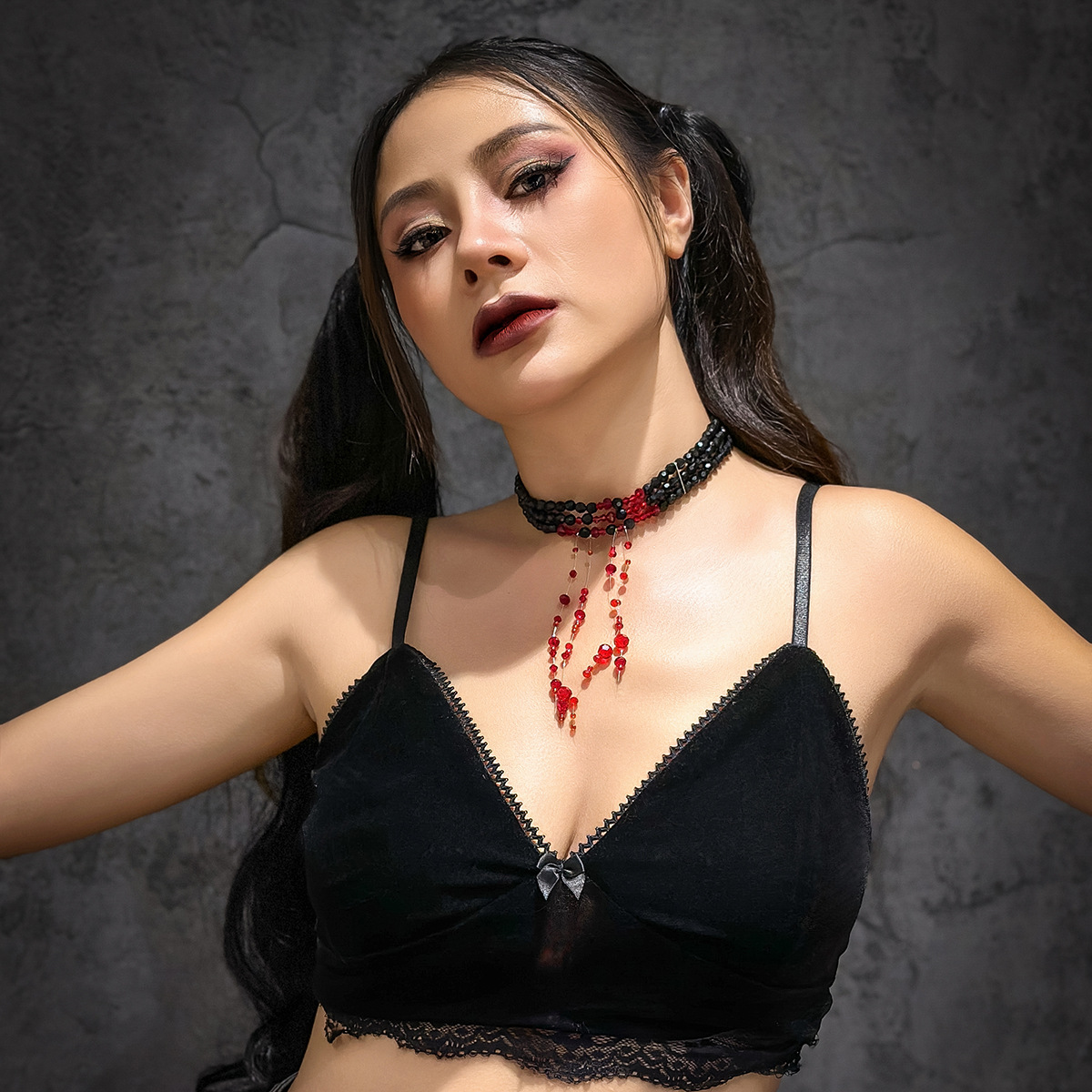 Girocollo goth con perline e frange a goccia di cristallo rosso_voghion.com