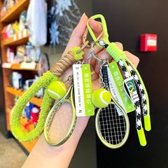 スポーツ周辺のテニスラケットのキーホルダーのペンダントが可愛いです。