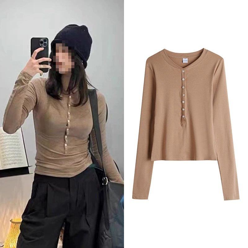 В наличии Ouyang Nana в стиле знаменитостей Осенняя Приталенная футболка с длинным рукавом цвета хаки с воротником Генри и пряжкой, Удлиненная рубашка для женщин