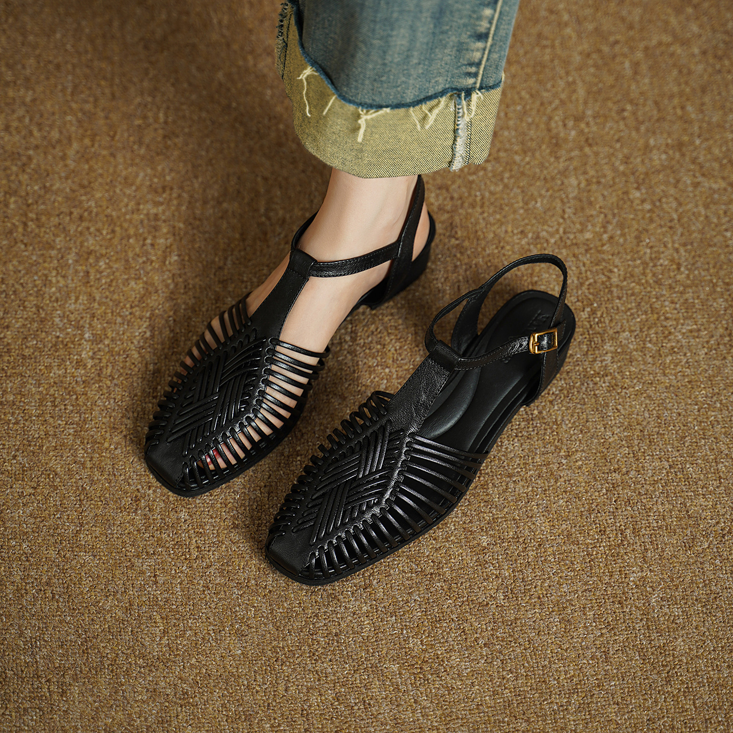 Sandal nữ quai dệt mảnh mũi vuông gót phẳng — màu nâu
