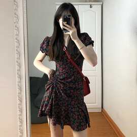 黑色碎花连衣裙女夏2024新款小个子法式泡泡袖V领收腰显瘦掐腰裙