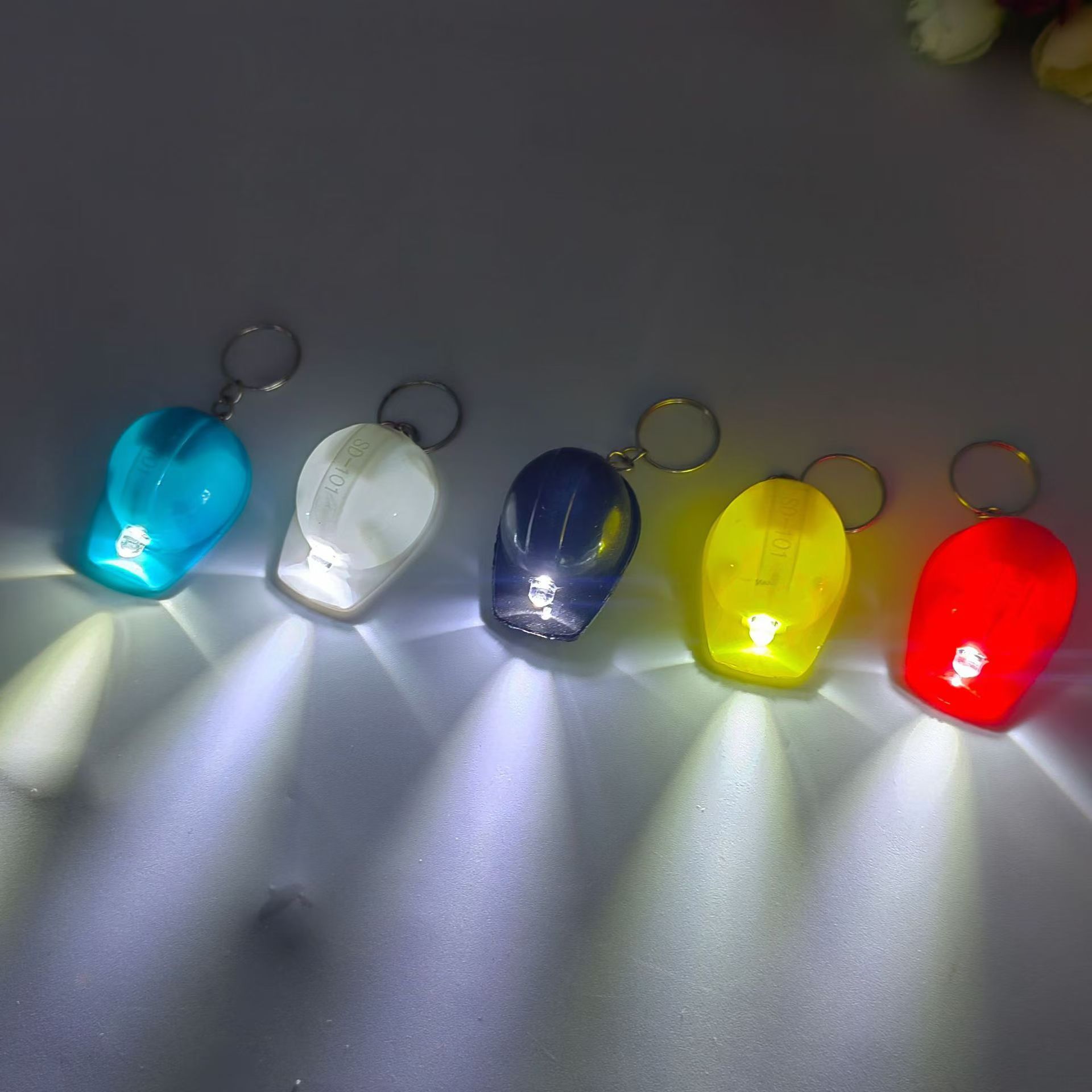 LED de dibujos animados luminoso llavero lámpara de color bolsos creativos colgantes juguetes luminosos para niños micro comercio escaneo de código pequeño regalo