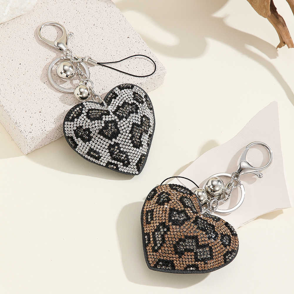 Cross-border creative peach heart leopard pattern rhinestone keychain pendant phone case ornaments bag ornaments in stock wholesale