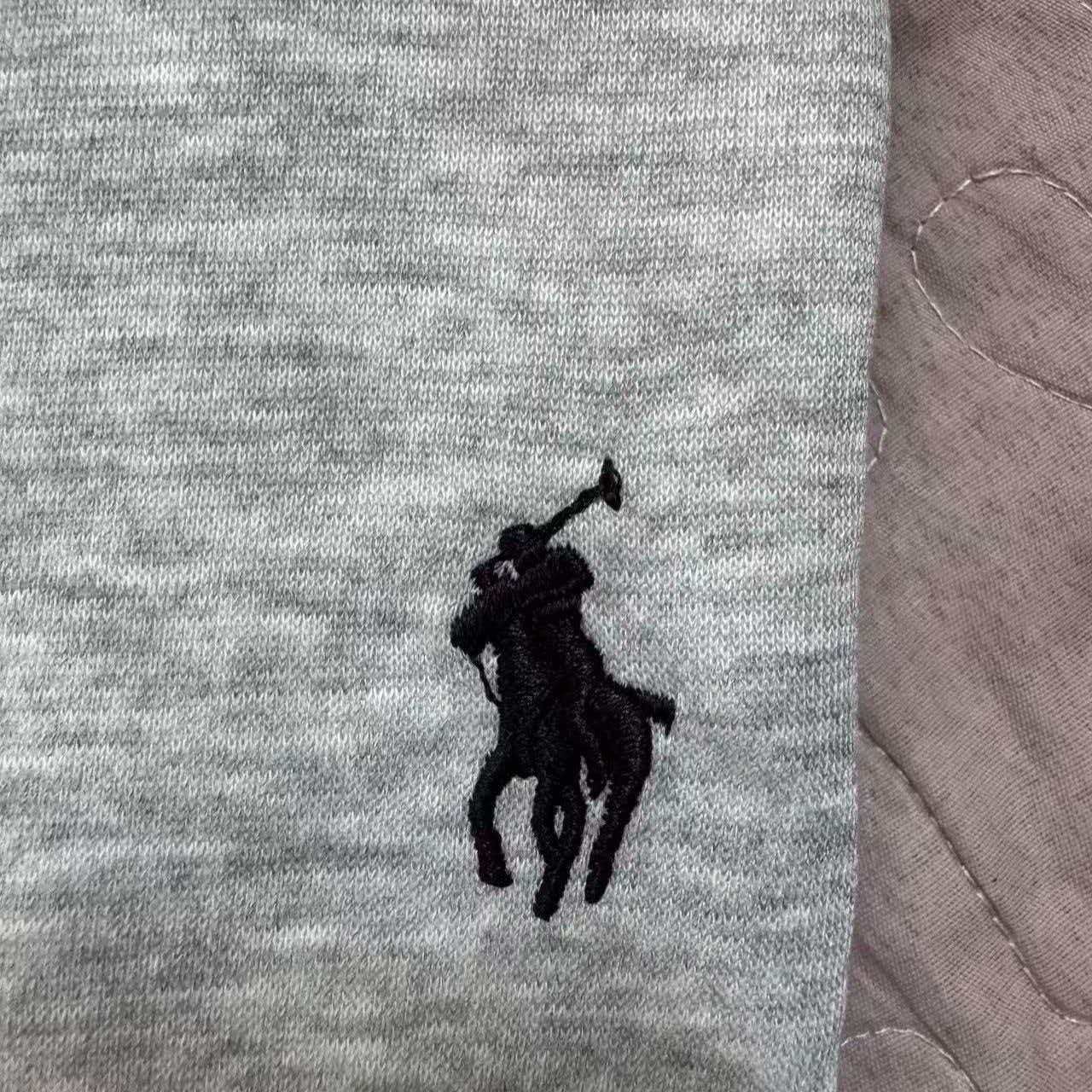 灰色衣服黑色标