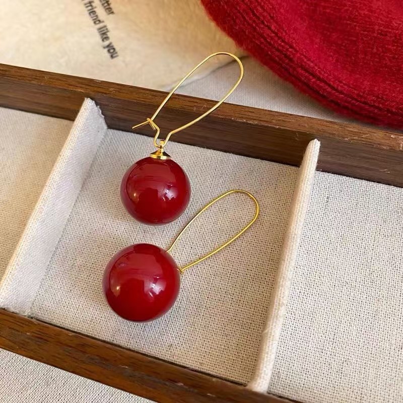 2025 nuevos pendientes de perlas nicho lujoso ligero celebración de perlas rojas otoño invierno sensación de alta calidad perlas auriculares temperamento ganchos de orejas