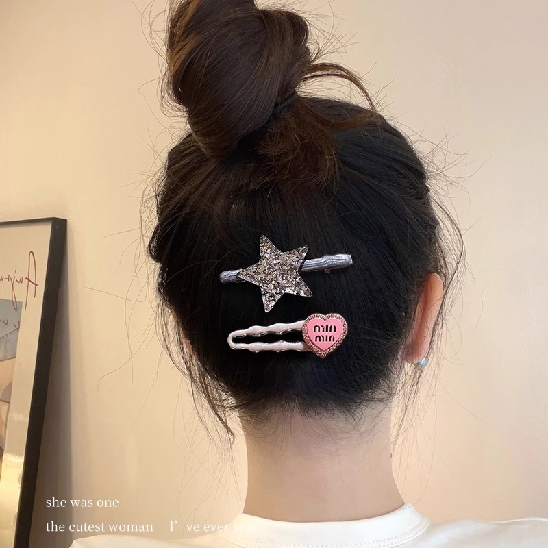 Sweet Cool Metal Hairpin Mujeres 2025 nuevo estilo de alto nivel frente fresa cabello cortado oreja lateral clips adornamiento para el cabello