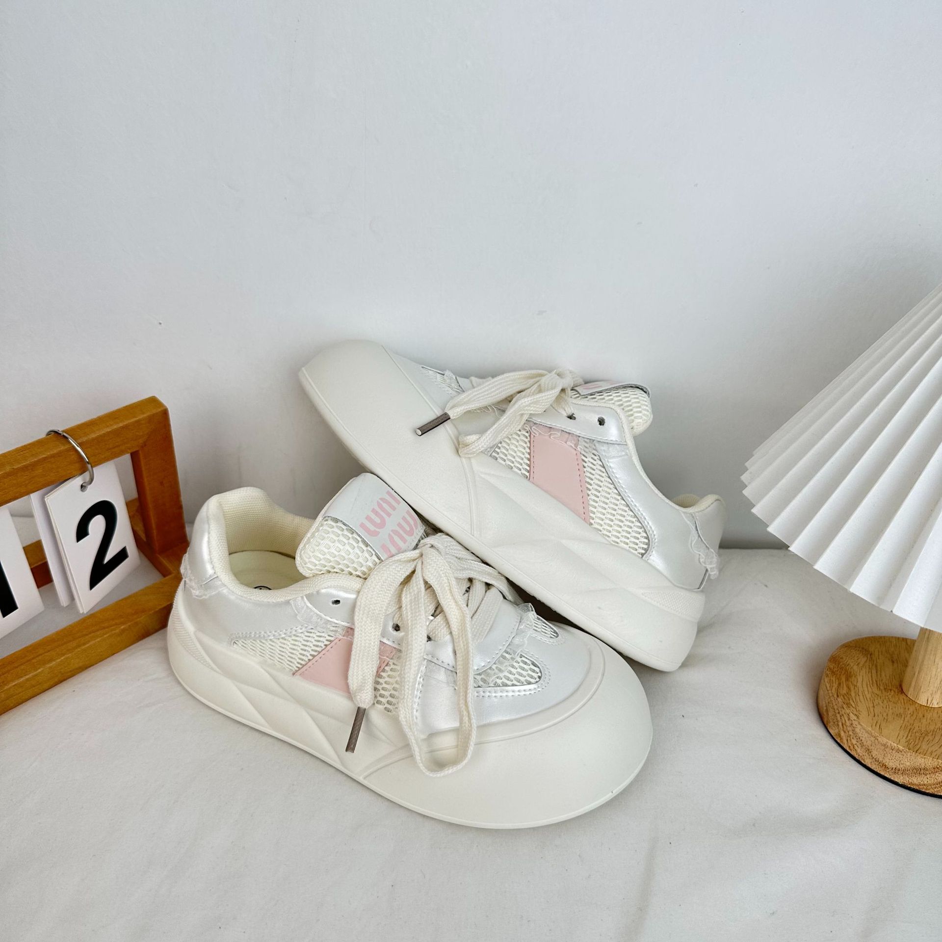 Yuanbo 2024 primavera y verano nuevos zapatos de pan de suela gruesa estilo coreano variedad de zapatos blancos de estilo de Hong Kong nicho zapatos de mujer de suela gruesa