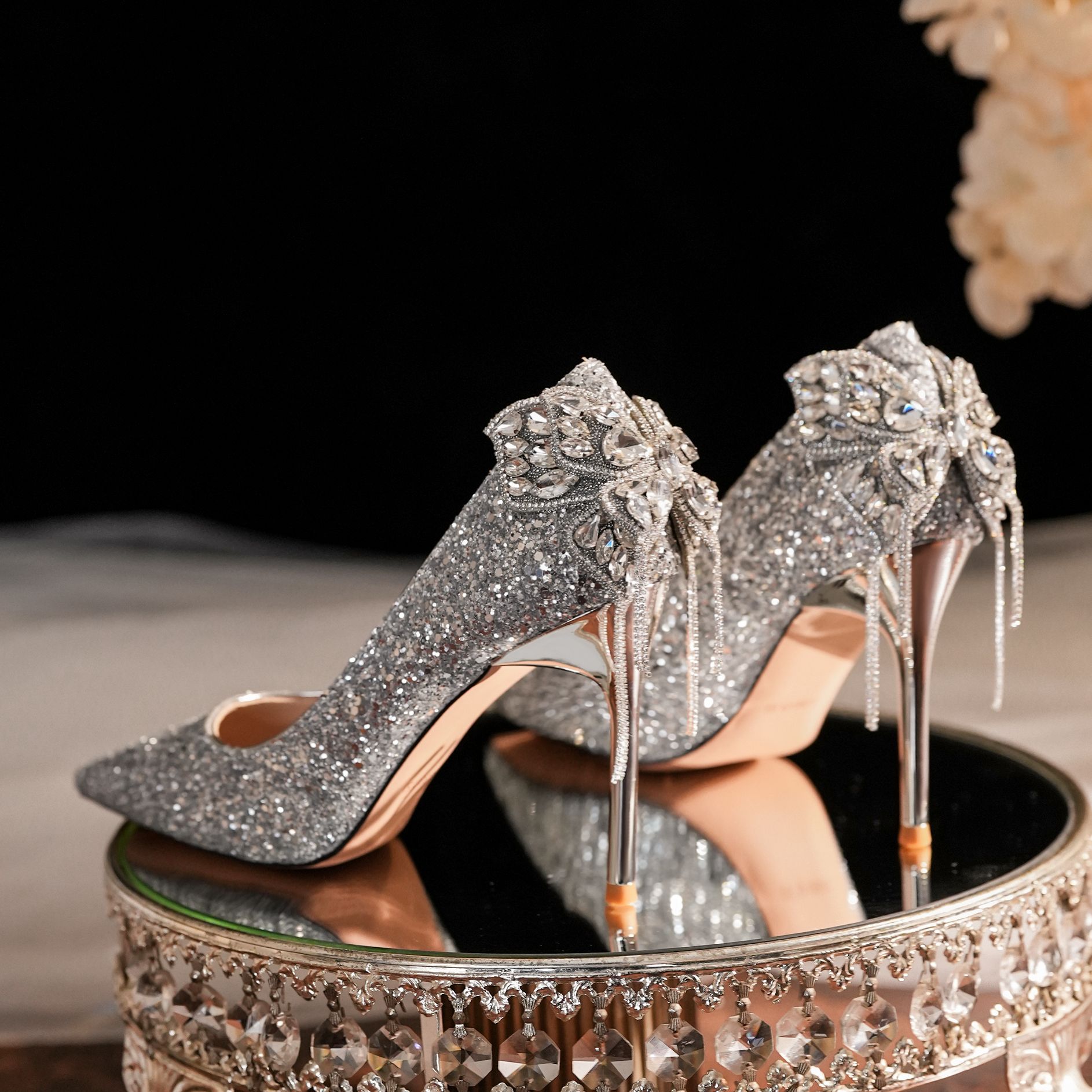 6681-23-098 Paillettenbesetzte, mit Schleife, Quasten und Strasssteinen verzierte Party- und Hochzeitsschuhe – Luxuriöse High Heels für ein hochwertiges Tragegefühl_voghion.com
