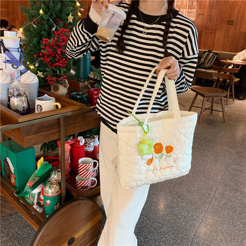 112291 Fresh and delicate quilted embroidered tote bag, a canvas bag for female students' classes, a simple and artistic shopping bag undefined