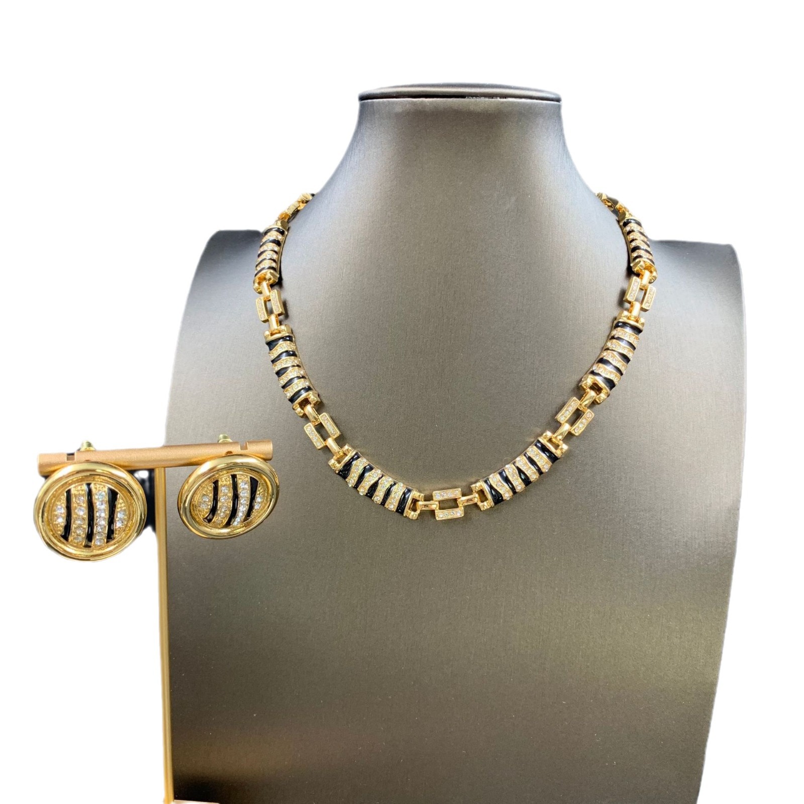 Middle -aged Vintage Western Palace Plated Electroplating True Gold
