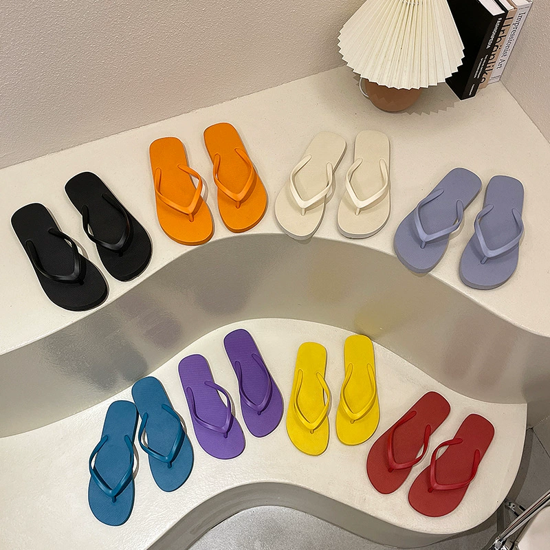 2025 новых стильных женских шлепанцев, летние модные сандалии, пляжная обувь, модные плоские сандалии-шлёпанцы.