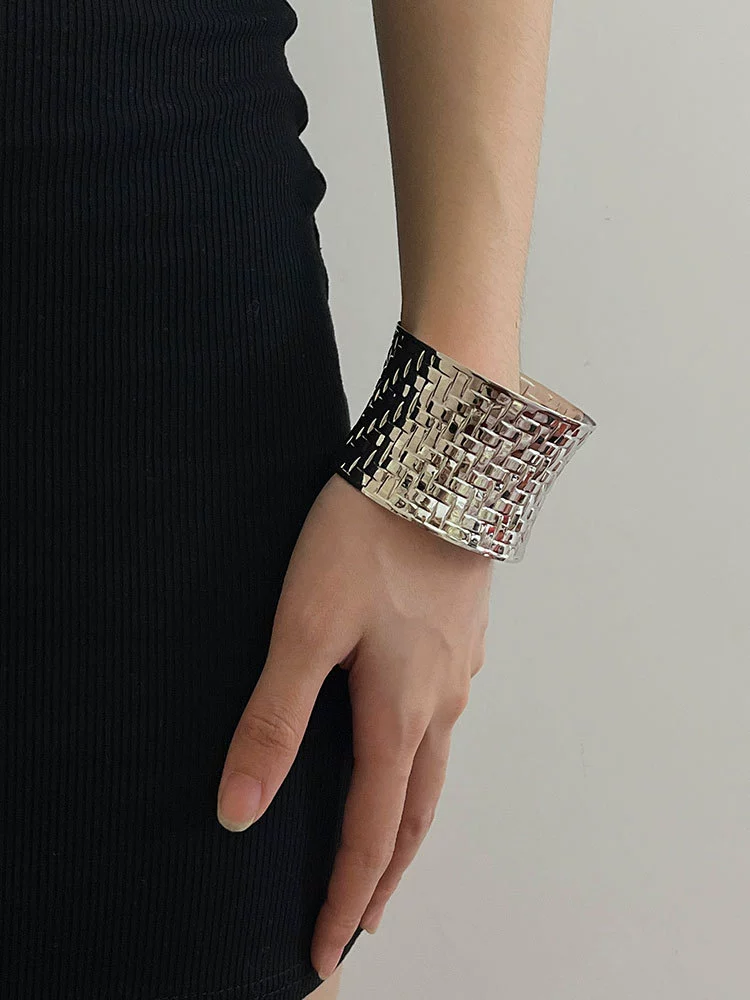 Retro metal woven design glossy crooked women's bracelet, European style, light luxury style, trend of season