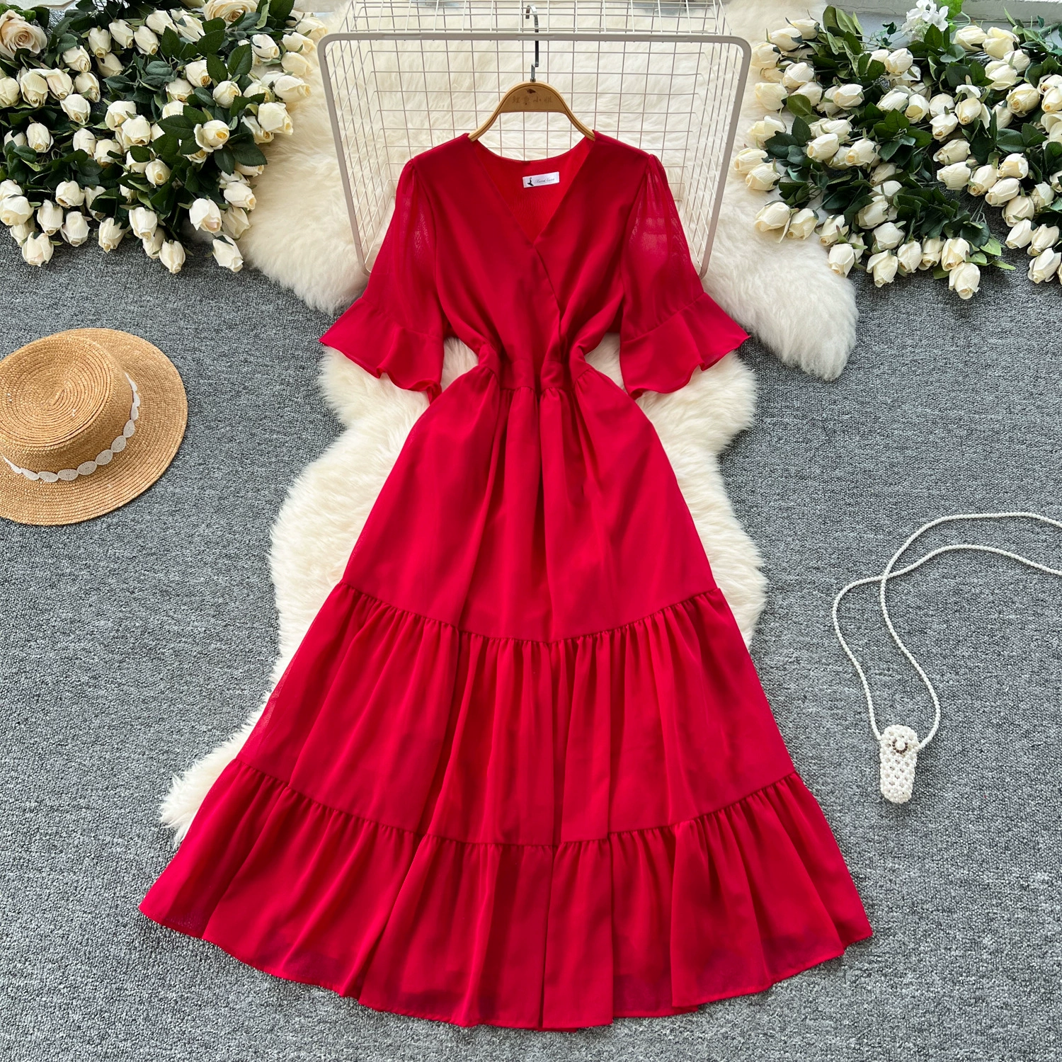 Французский дизайн с V-образным вырезом расклешенный рукав с тонким темпераментом шифоновое платье женский 2025 летний новый стиль