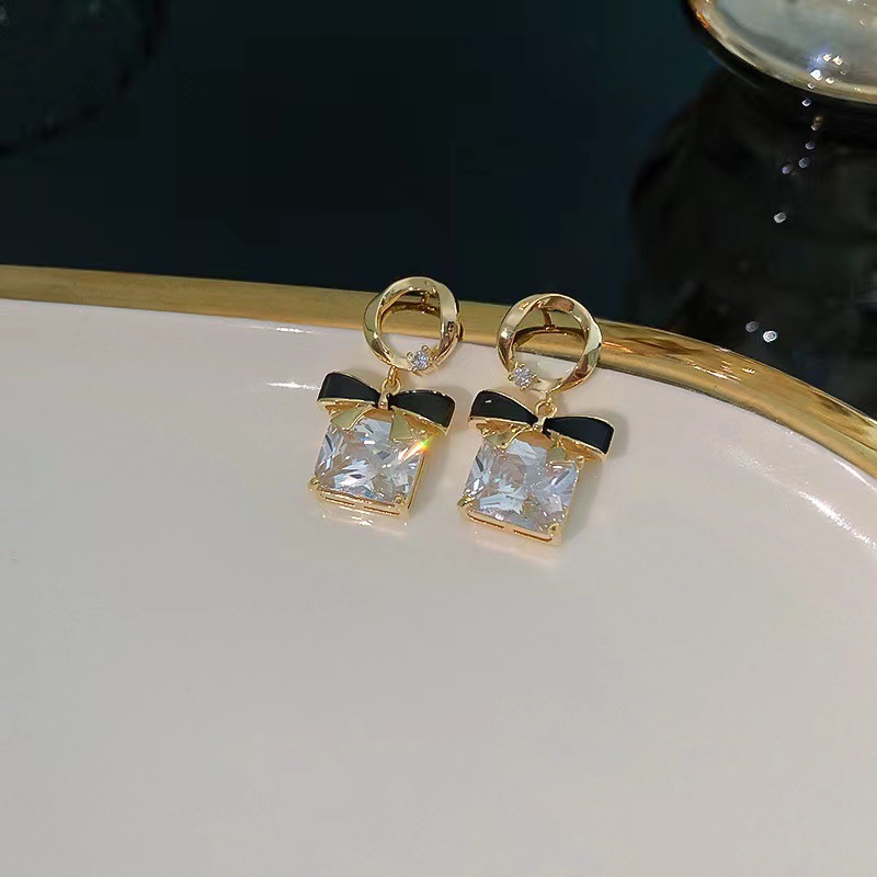 Retro black design square earrings with bow with zircon