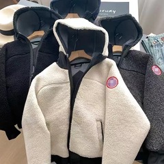 子羊の毛のコートに似せて、男女のファッションは帽子までゆったりとしています。防風保温の短いジャケットの上着のファッションカップルです。