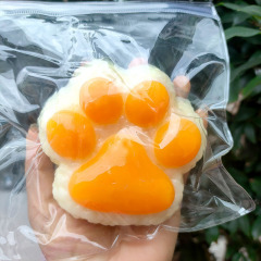 小紅の本の同じタイプのおにぎりの猫の爪はつまみます。