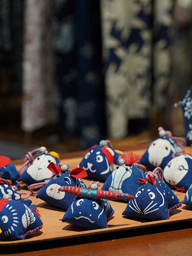 PK7J Wholesale Wuzhen Blue and White Print Souvenir 12 Zodiac Incense Bags for Dragon Boat Festival, with Wormwood for Mosquito Repellent