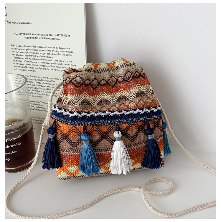 The 2022 new trendy and fashionable fringed bucket bag, a single-shoulder personalized crossbody bag with ethnic style undefined