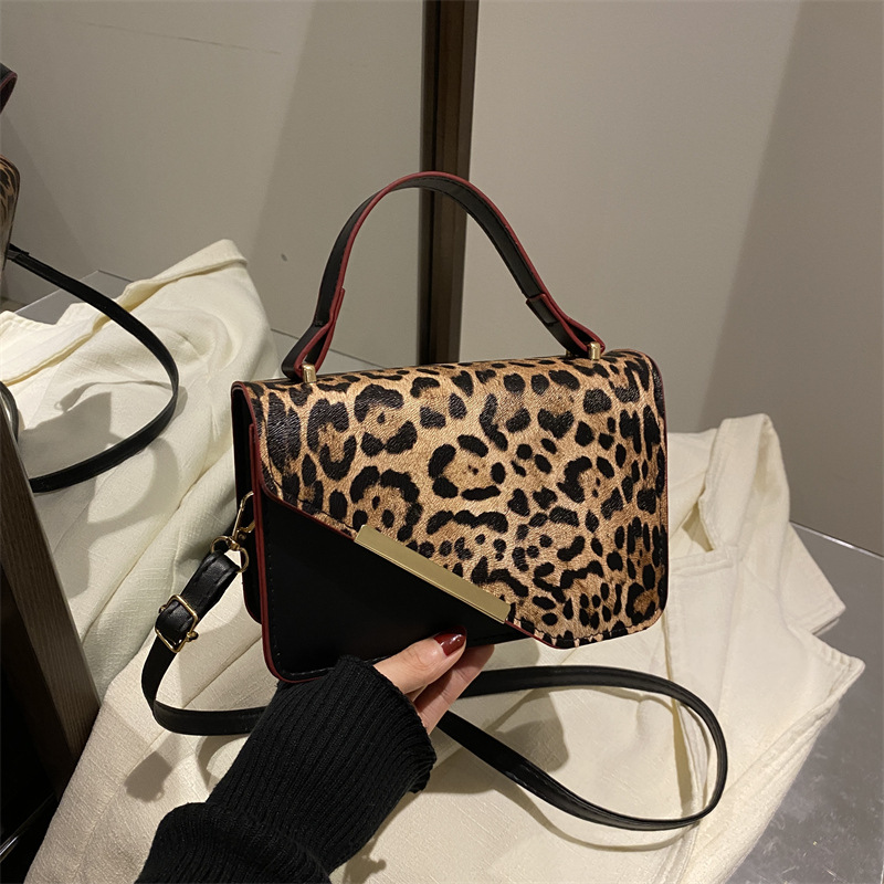 Niche Zhong bajo la axila bolsa de mujer de gran capacidad 2025 nuevo nicho de primavera estampado leopardo retro moda empalme bolso cuadrado