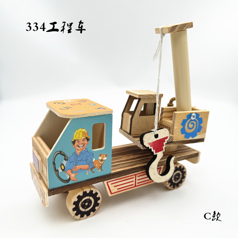 木のカラーの工事の車は土を掘ってクレーンの土を押します。|undefined