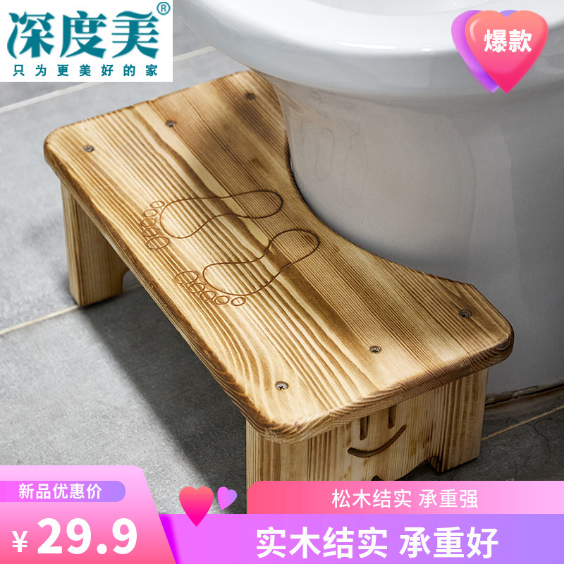 家庭用トイレを厚くしてしゃがむと、トイレのトイレに座ると、足を踏み入れると、木の腰掛けを踏む。|undefined
