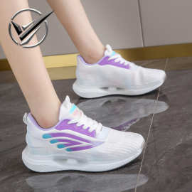 新款鞋子女春季运动鞋女学生飞织网面旅游休闲鞋透气潮流板鞋批发