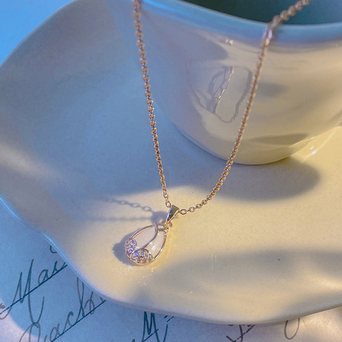 Japanese and Korean Style Light Luxury Cat's Eye Stone Tulip Pendant Titanium Steel Necklace for Women, Unique and High-End, Versatile Lockchain Jewelry
