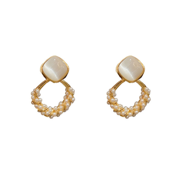 Golden elegant retro earrings from pearl