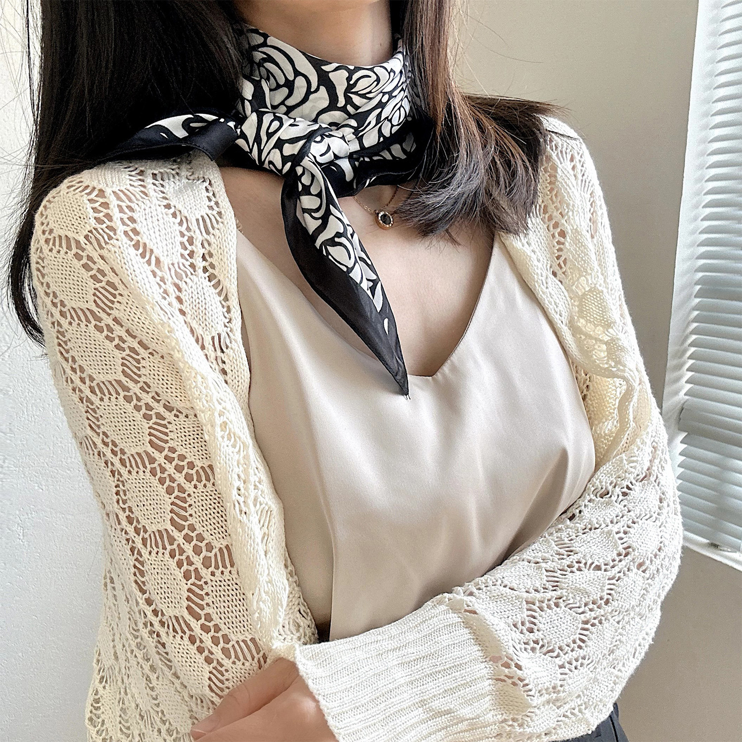 Primavera pequeña bufandas de seda ~ primavera y verano fresca sensación de reducción de la edad de las niñas coreanas pequeñas bufandas de seda de lujo ligero mujeres versátiles