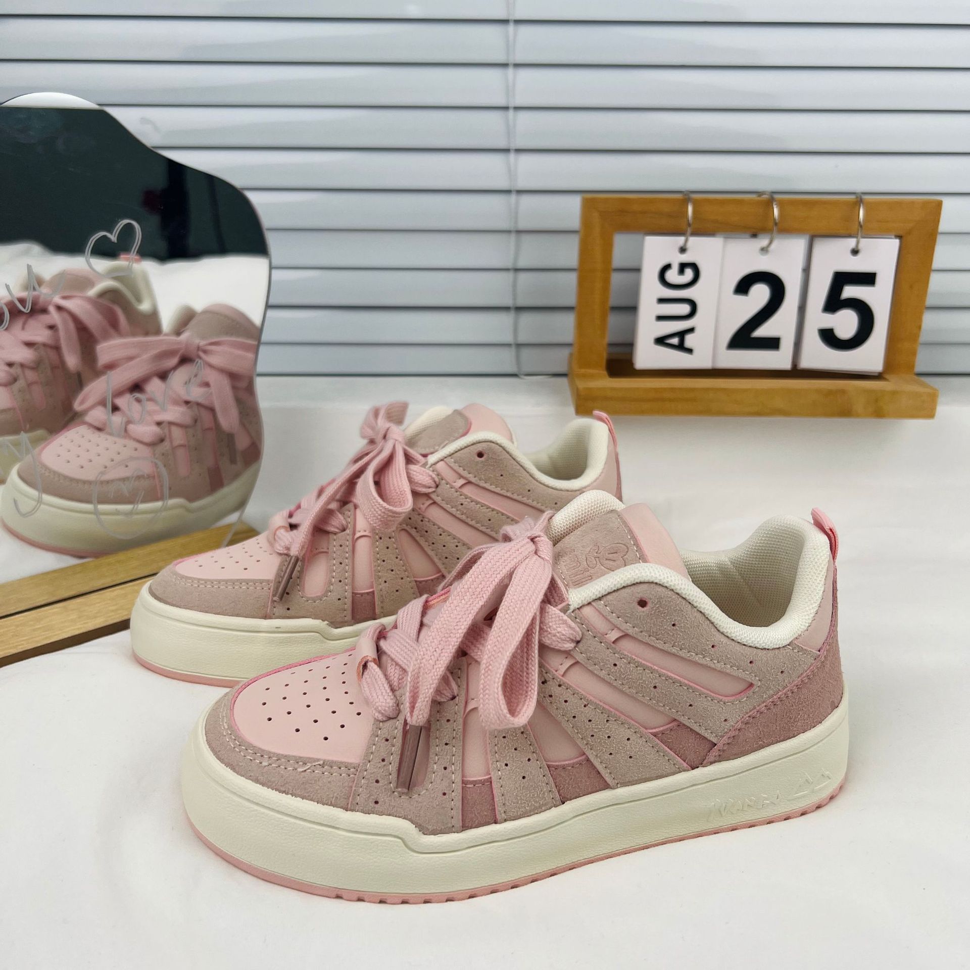 Estilo coreano estudiante versátil zapatillas de deporte de las mujeres nuevo bajo-top deportes zapatos de lona casuales zapatos de mujer estilo de Hong Kong transpirable zapatos de moda plana