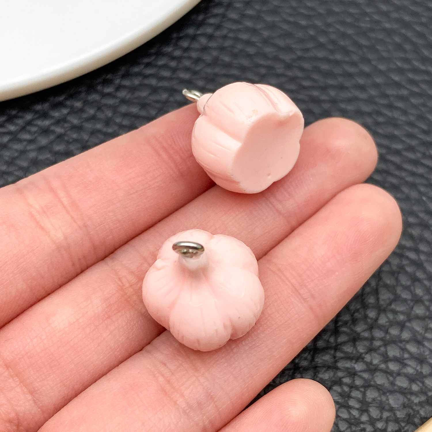 23896-H-粉色树脂蔬菜系列大蒜20x16x15mm-2