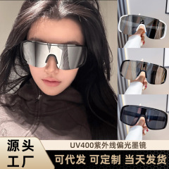 国境を越えた屋外で防風砂眼鏡が輝いている日焼け止めサングラスが一体的に顔の小さな高級感のあるスポーツサングラスを見せている