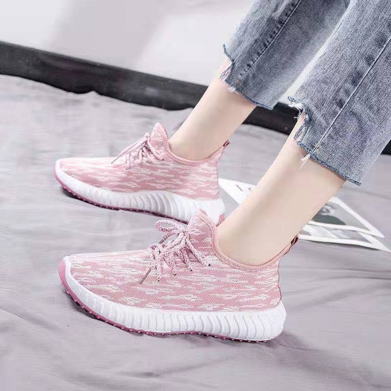 trend fashionable running sneakers for leisure for men and women