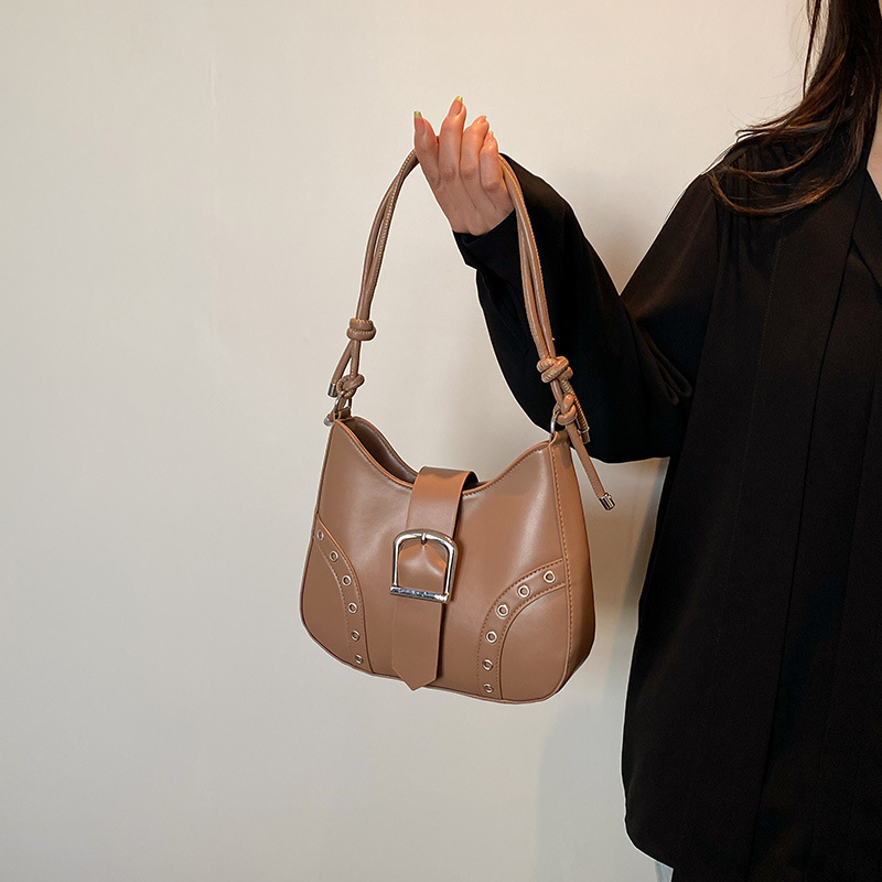 2025 nuevo bolso de verano bolso de axila mujer remache de alta gama moda de nicho bolso de hombro de todo fósforo