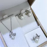 Zhuji Yuhel Pearl Designer Classic M Brand Bow Set Высококачественный элегантный комплект из трех предметов с инкрустацией из 14-каратного золота.