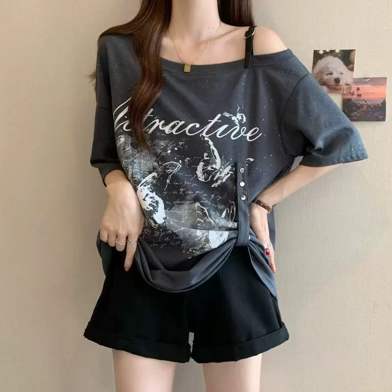 Женская футболка больших размеров в американском стиле с открытыми плечами и правым плечом с короткими рукавами, лето 2025, новый свободный топ, закрывающий живот, толщиной мм